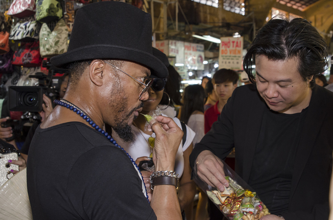 Thanh Bùi và ca sĩ nhóm Black Eyed Peas ăn quà vặt chợ Bến Thành